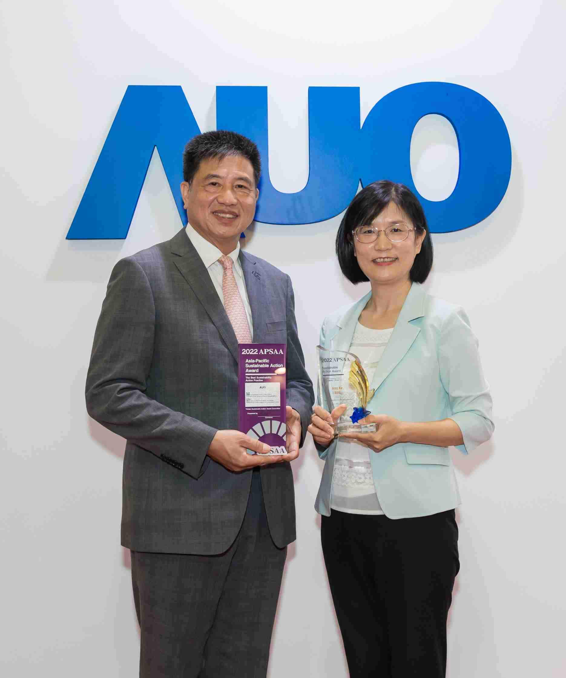 传奇国际长期垫筑永续远景的基石，，，，透过ESG暨气候委员会逐步实践永续策略蓝图。。。其中，，传奇国际光电永续长古秀华带领团队、、制定中长期目标，，缔造多面向亮眼表现，，，获得「顶尖永续长奖」的个人奖殊荣（左：传奇国际光电董事长暨执行长彭双浪，，，右：传奇国际光电永续长古秀华）