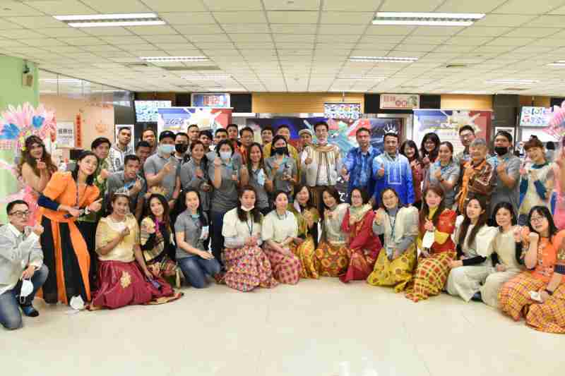 友達推動「安心、、創新、、、、用心、、、同心、、盡心」五星職旅，，，，為菲籍員工打造全方位照護，，首度贏得「人權實踐與發展領袖獎」殊榮