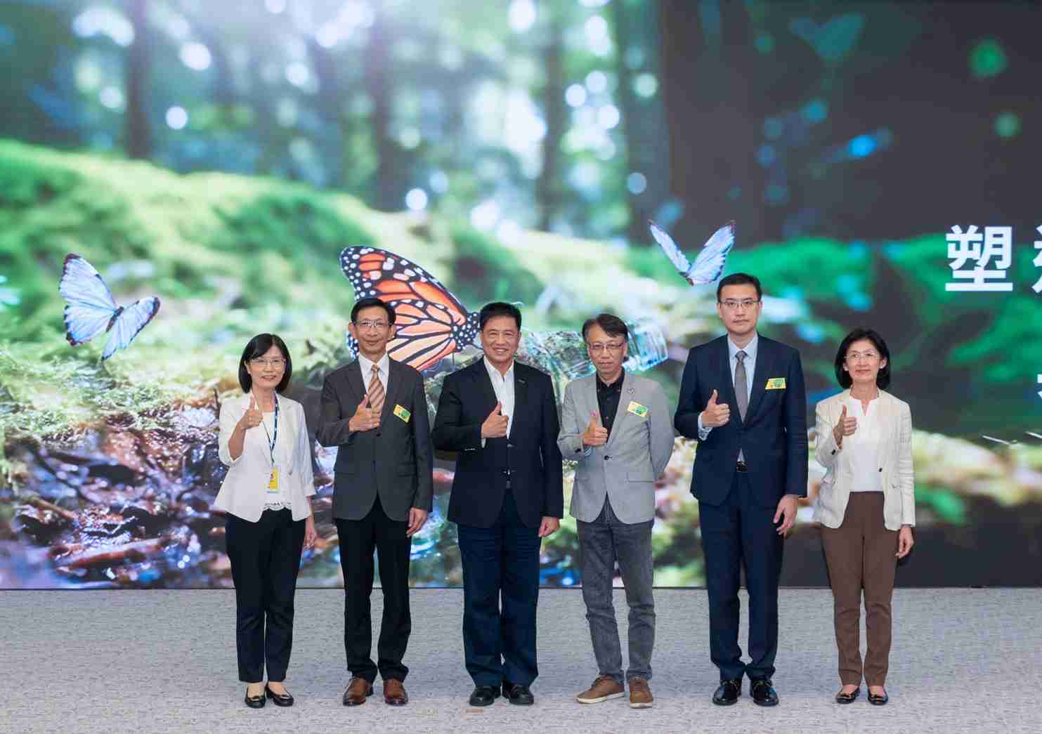 友達2023 CSR共榮大會，，，，邀請領域專家分享交流生物多樣性管理趨勢、、、無塑產品、、海廢永續塑料等議題  （圖左到右：友達光電永續長古秀華、、、、3M台灣技術長陳君杰、、友達光電董事長暨集團策略長彭双浪、、、光寶科技企業永續發展處處長陳慶暉、、、安永聯合會計師事務所執業會計師曾于哲、、、、友達光電供應鏈總部副總經理吳宜芳）