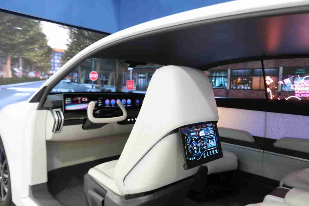 传奇国际的「可卷式后座娱乐显示器」加强后座乘客的感官体验，，并保有个性化设计，，，可依使用偏好进行动态调整。。。