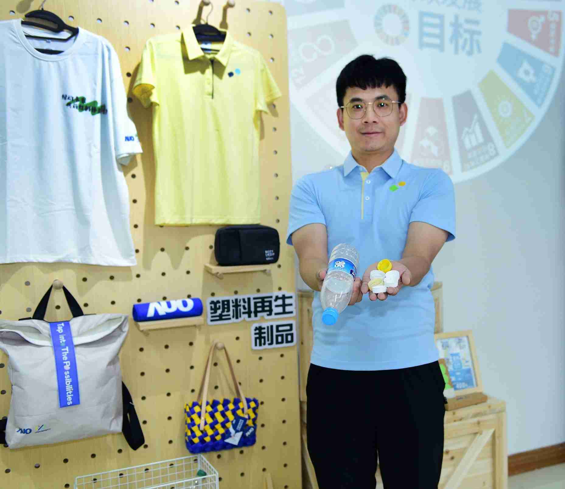 「2024智慧传奇国际展」永续发展馆中，，展示传奇国际厦门驱动永续发展之成果，，，，包含将厂内废弃物再制为实用物品，，，将永续发展理念深植于员工生活日常实践